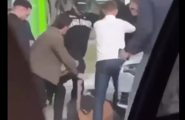 Momenti i rrahjes së gazetarit Burim Pacolli nga Mossi me dy të tjerë (VIDEO)
