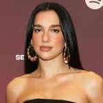 Dua Lipa shkruan histori, bëhet këngëtarja e parë me dy albume me mbi 15 miliardë dëgjime në Spotify