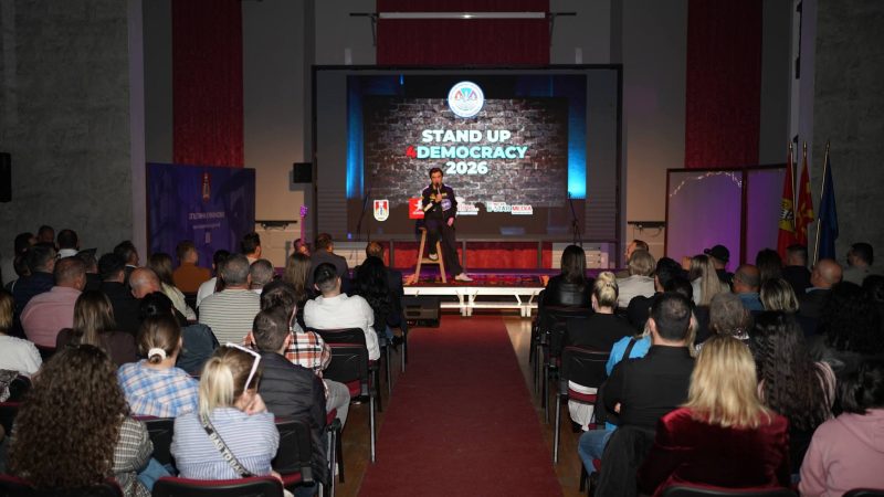 “Stand Up 4Democracy 2026” sjell humor dhe mesazh qytetar në Kumanovë