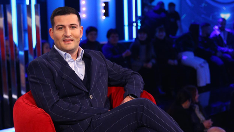 Arjan Konomi drejt BBVIP 6 si opinionist? – zëvëndeson Arbër Hajdarin