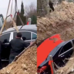 E pazakontë: Kinezi varroset bashkë me Mercedesin e tij me vlerë 130 mijë euro