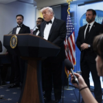 Nuk është hera e parë që Trump ndodhet në vendin e të shtënave