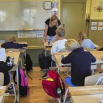 Suedia i rikthehet lapsit dhe letrës, mësimi digjital në shkolla varfëroi trurin