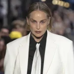 Sharon Stone rikthehet në pasarelë pas 33 vitesh, surprizon në Javën e Modës në Paris