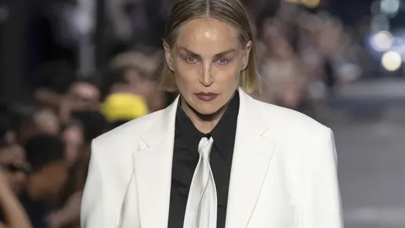Sharon Stone rikthehet në pasarelë pas 33 vitesh, surprizon në Javën e Modës në Paris
