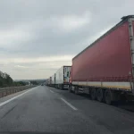 Filloi regjimi veror i trafikut: Lëvizje të kufizuar të automjeteve të rënda në rrugët shtetërore