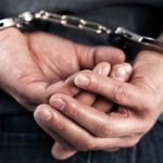 Me armë kërcënoi në mes të “Çarshisë së Vjetër” Shkup, arrestohen babë e bir