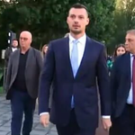 Endrit Thaçi mbërrin në Gjykatën Speciale: Pres liri për të gjithë