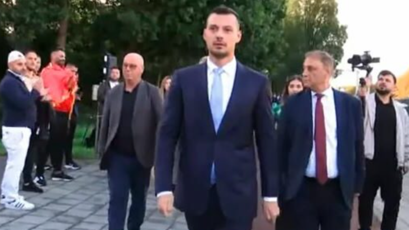 Endrit Thaçi mbërrin në Gjykatën Speciale: Pres liri për të gjithë