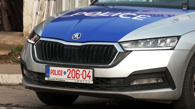 Policia me aksion në Gjilan – sekuestrohen armë, qindra fishekë dhe para të gatshme