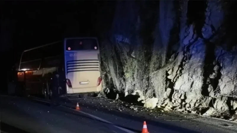 Aksident i rëndë komunikacioni në Malin e Zi: Autobusi me 90 nxënës godet shkëmbin