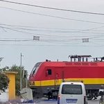 Rampa e re nuk punon prej 2 vitesh në Llopat! Treni ndalet për t’u dhënë përparësi automjeteve!
