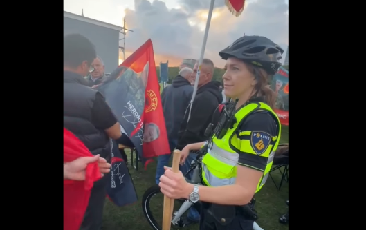 Policia e Hagës po i konfiskon shtizat e flamujve