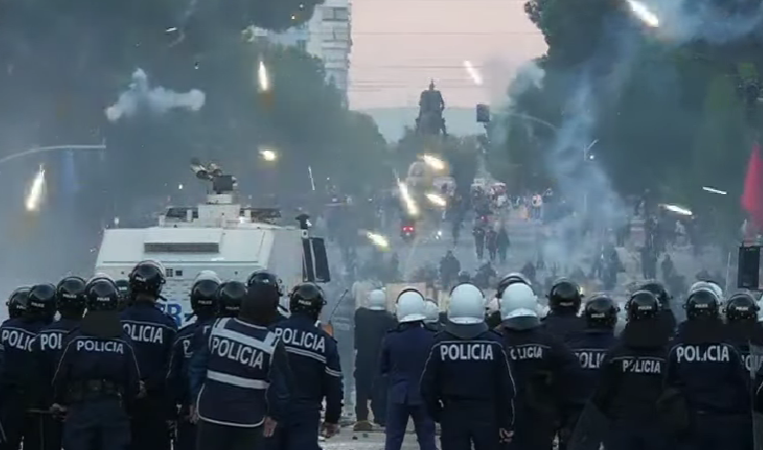 Përplasje të fuqishme te Kryeministria/ Policia mbulon bulevardin me gaz lotsjellës, protestuesit vijojnë rezistencën